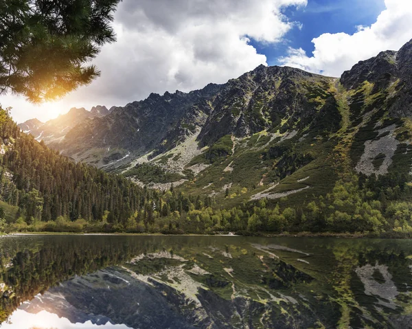 Dağ manzarası göl arka plan üzerinde. Yüksek Tatras. — Stok fotoğraf