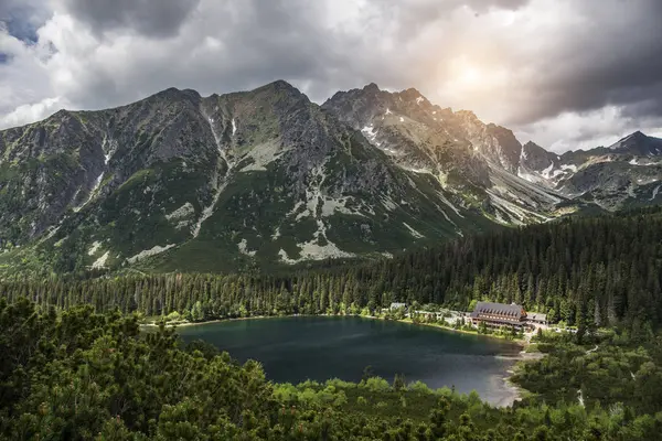 Dağ manzarası göl arka plan üzerinde. Yüksek Tatras. — Stok fotoğraf