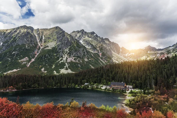 Dağ manzarası göl arka plan üzerinde. Yüksek Tatras. — Stok fotoğraf