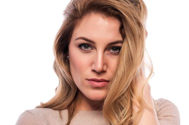 Çekici tatlı bir sarışın. Bir beyaza yakın çekim portre. Bir ten rengi elbise güzel genç kadın.