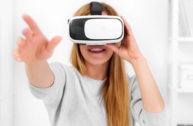 Güzel genç kadın sanal gerçeklik bardaklarda Oyun oynama.