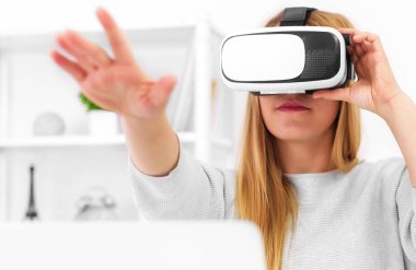 Güzel genç kadın sanal gerçeklik bardaklarda Oyun oynama.