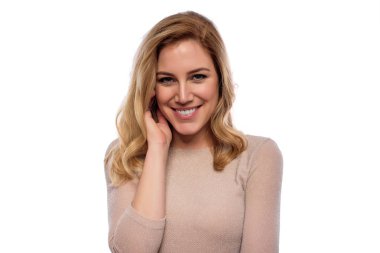 Çekici tatlı bir sarışın. Bir beyaza yakın çekim portre. Bir ten rengi elbise güzel genç kadın.