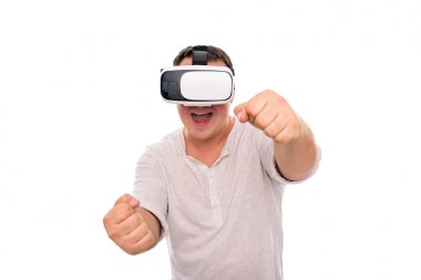 Sanal gerçeklik gözlüklü bir adam bir oyun veya bir simülatör oyun görünmez bir araba sürüş.