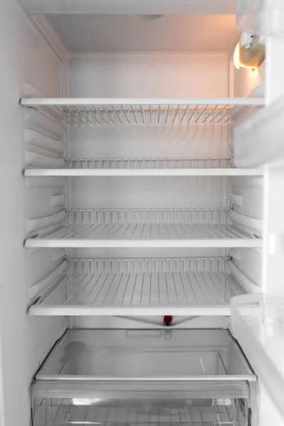 Открытый пустой белый холодильник крупным планом . — стоковое фото