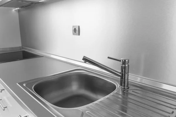 Κουζίνα νεροχύτη και νερό βρύσης. — Φωτογραφία Αρχείου