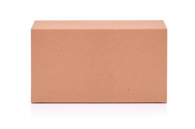 Beyaz bir arka plan üzerinde izole karton posta kutusu.