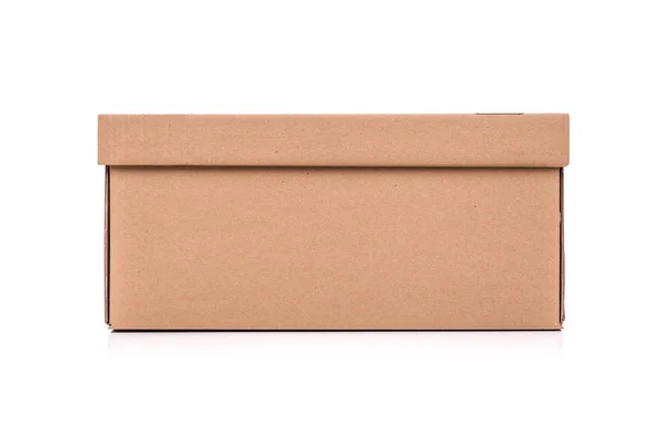 Caixa de correio de papelão isolado em um fundo branco . — Fotografia de Stock