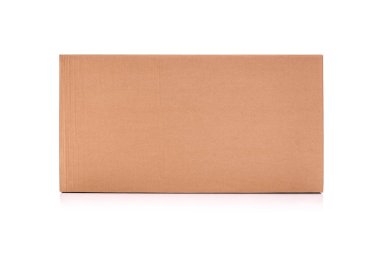 Beyaz bir arka plan üzerinde izole karton posta kutusu.