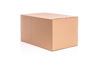 Beyaz bir arka plan üzerinde izole karton posta kutusu.