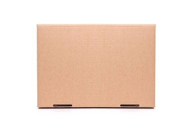 Beyaz bir arka plan üzerinde izole karton posta kutusu.