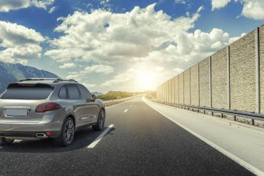 Yüksek hızlı karayolu üzerinde araç.