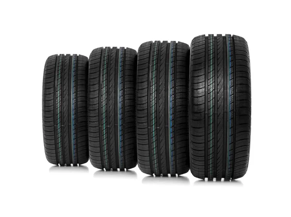 Grupo de pneus de carro isolados em branco . — Fotografia de Stock