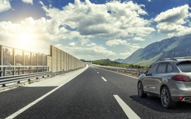 Yüksek hızlı karayolu üzerinde UNBRANDED araç.