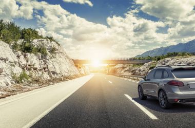 Yüksek hızlı karayolu üzerinde UNBRANDED araç.