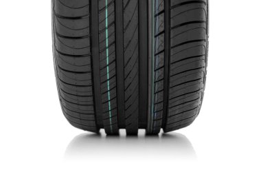 Araba lastiği beyaz arkaplanda izole edildi.