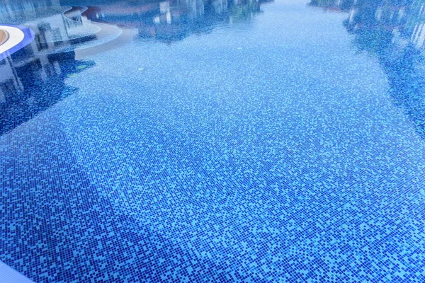 Fauteuils blancs près de la piscine en été . — Photo