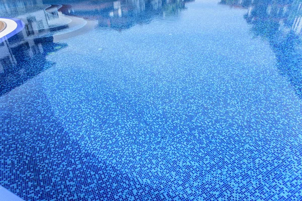 Tumbonas blancas cerca de la piscina en verano . — Foto de Stock