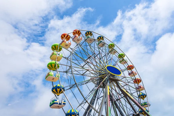 Kleurrijk reuzenrad tegen de blauwe lucht. — Stockfoto