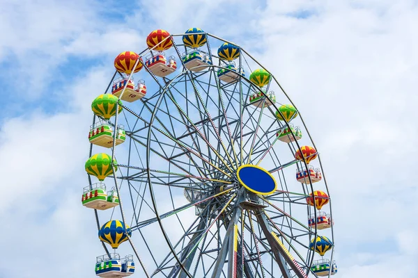 Grande roue colorée contre le ciel bleu . — Photo
