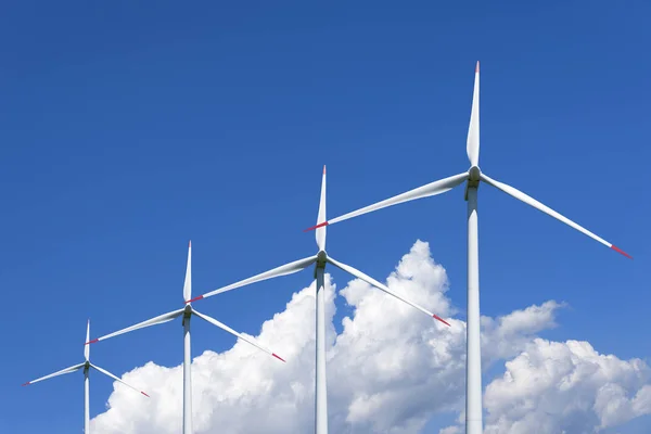 Central elétrica de moinhos de ar contra o céu. Energia alternativa . — Fotografia de Stock