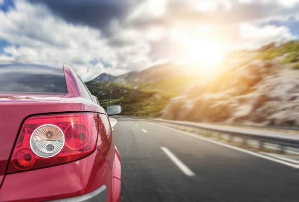 Rode auto die langs een hogesnelheidsweg rijdt. — Stockfoto