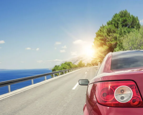 Coche rojo corriendo por una autopista de alta velocidad. —  Fotos de Stock