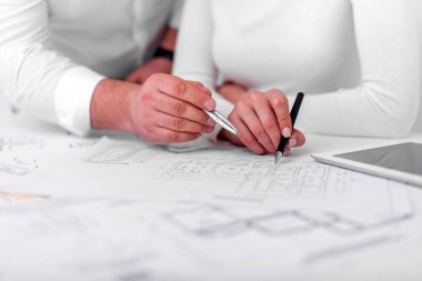 Çalışanların planları veya ofiste mühendislik planları üzerinde çalışmak. Mühendislik.