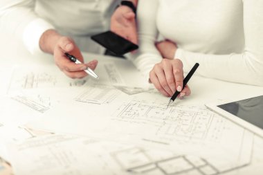 Çalışanların planları veya ofiste mühendislik planları üzerinde çalışmak. Mühendislik.
