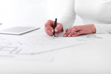 Mühendis çizimlerle çalışır.