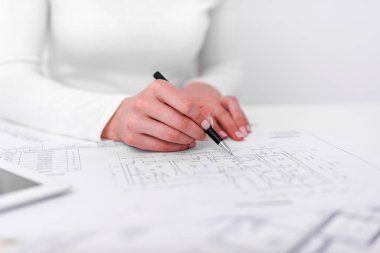 Mühendis çizimlerle çalışır.