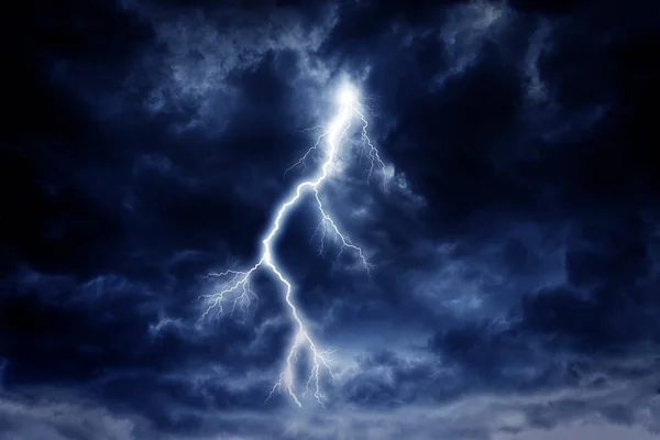 A lightning strike on a cloudy dramatic stormy sky. — Stock Photo, Image