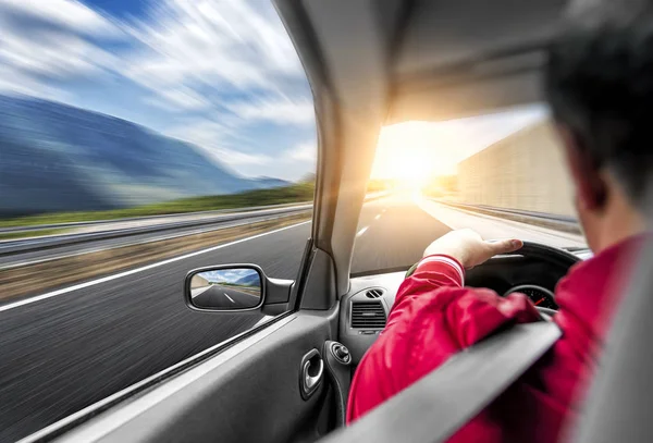 Het stuurprogramma rent met de auto langs de weg. Snelheid race in beweging. — Stockfoto