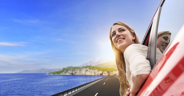 Viagens ou férias. Menina loira bonita no carro na estrada para o mar . — Fotografia de Stock