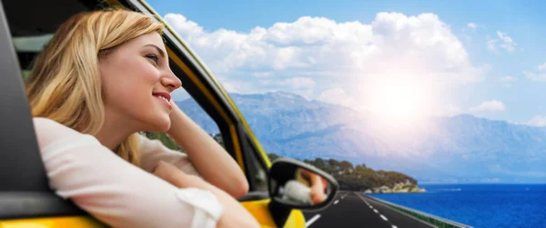 Viagens ou férias. Menina loira bonita no carro na estrada para o mar . — Fotografia de Stock