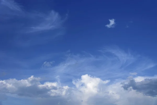 Cielo nubes fondo . — Foto de Stock