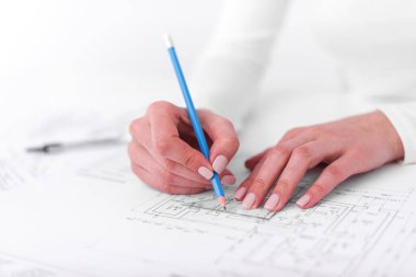 Mühendis çizimlerle çalışır.