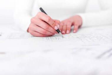 Mühendis çizimlerle çalışır.