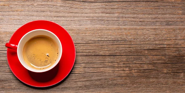 Xícara de café preto em um fundo de madeira . — Fotografia de Stock