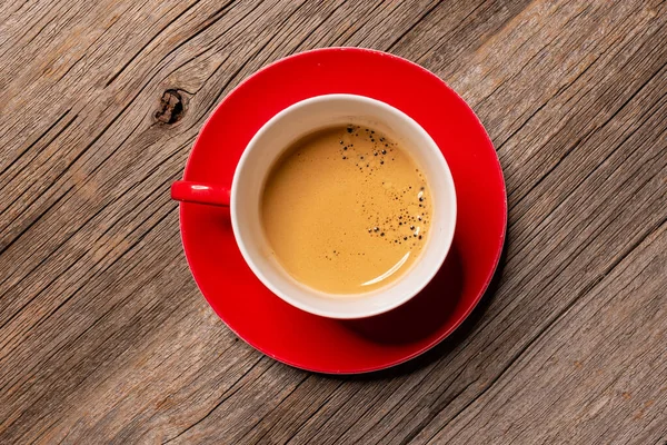 Tasse schwarzen Kaffee auf einem hölzernen Hintergrund. — Stockfoto