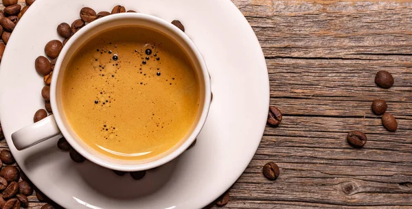 Taza de café negro sobre fondo de madera . —  Fotos de Stock