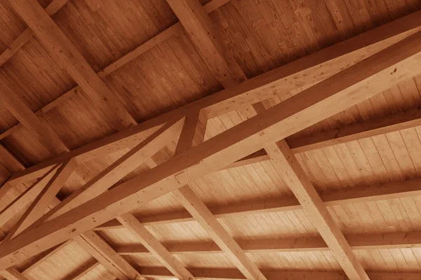 De bouw van een houten dak. — Stockfoto