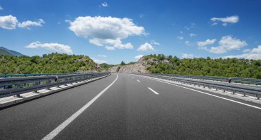 Mavi gökyüzü olan dağ yolu.