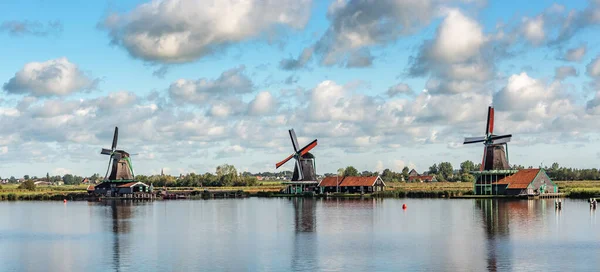 Windmolens in het dorp Volendam, Nederland. — Stockfoto