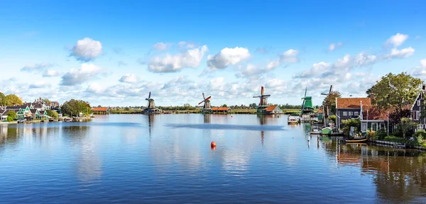 Moinhos de vento na aldeia de Volendam, Países Baixos . — Fotografia de Stock