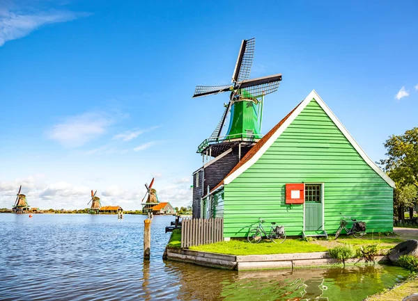 Windmills in the village of Volendam, Netherlands. — Stock Photo, Image