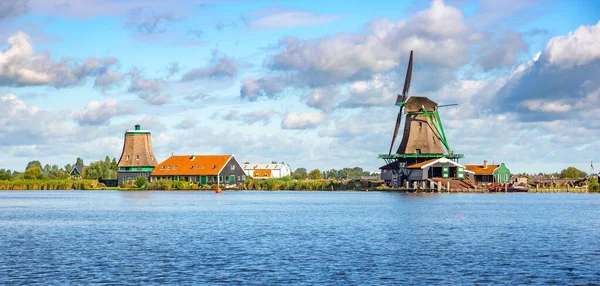 Windmolens in het dorp Volendam, Nederland. — Stockfoto