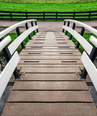 Dere üzerindeki dekoratif köprü.