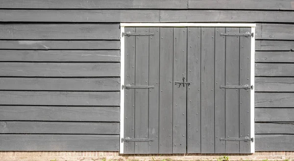 Puertas de madera de la antigua casa . —  Fotos de Stock