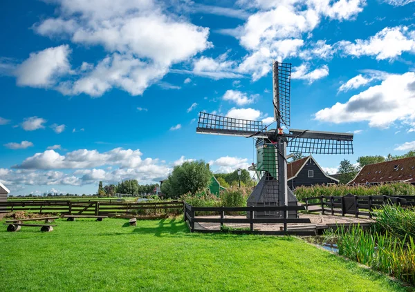 Windmills in the village of Volendam, Netherlands. — Stock Photo, Image